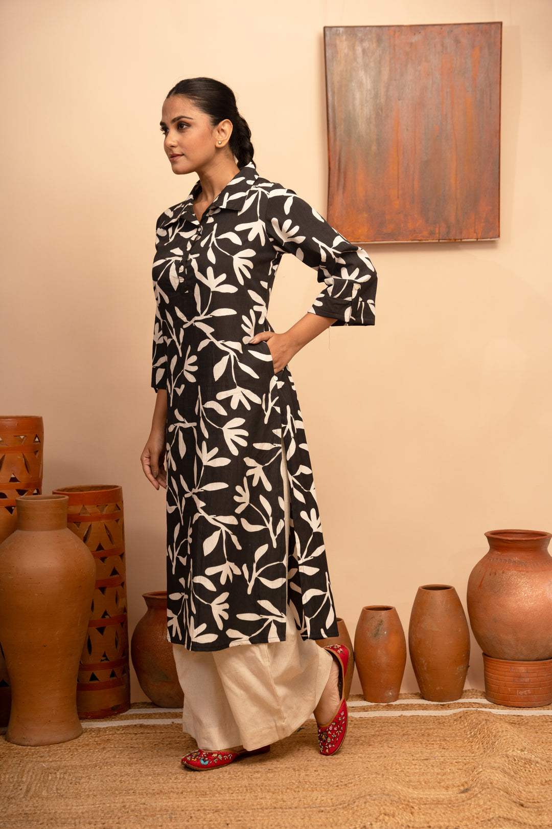 Women’s Black Poplin Collar Neck Printed Regular Fit Kurta – Arya collection