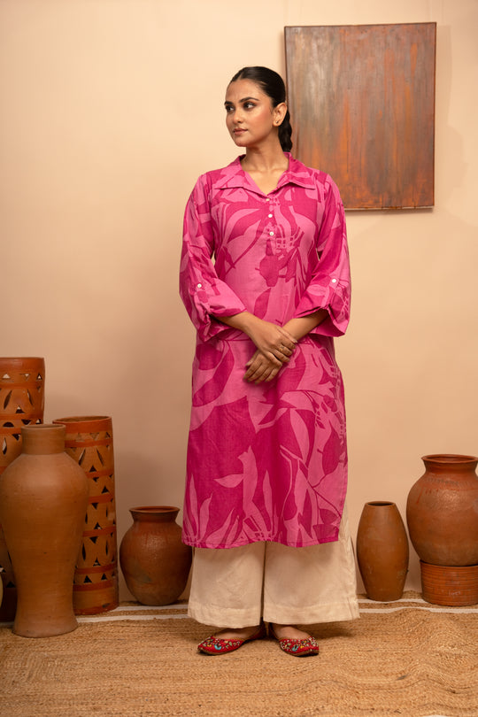 Women’s Mul Cotton Magenta Collar Neck Regular Fit Kurta - Arya collection