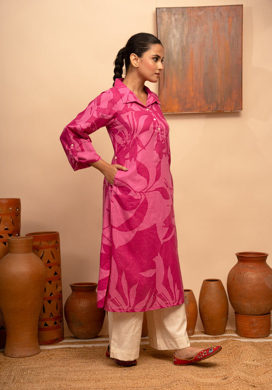 Women’s Mul Cotton Magenta Collar Neck Regular Fit Kurta - Arya collection