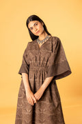 Structured kimono dress in brown - Cult91