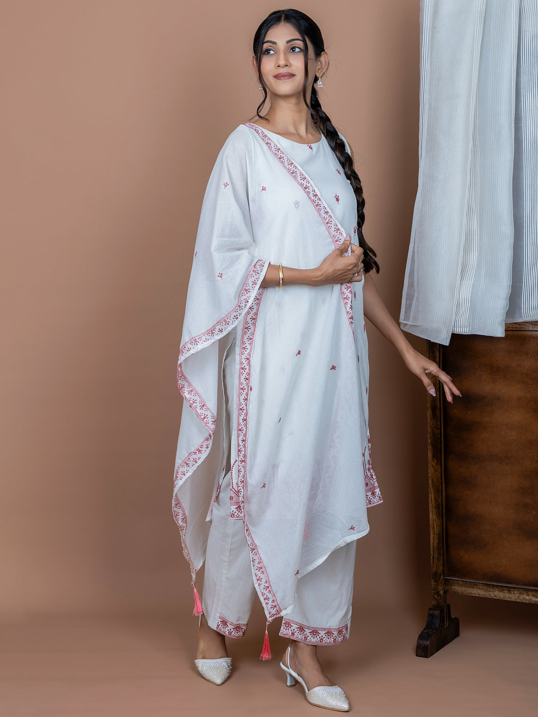 Sleeveless Suit Set with Grapefruit Embroidery