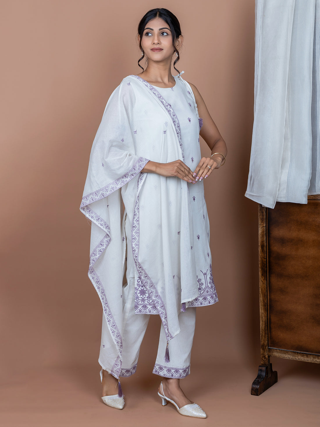 Sleeveless Suit Set with Purple Embroidery