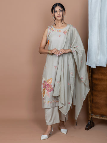 Taope Colored Embroidered Suit Set