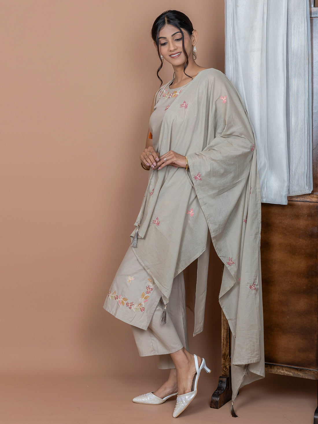 Taope Colored Embroidered Suit Set