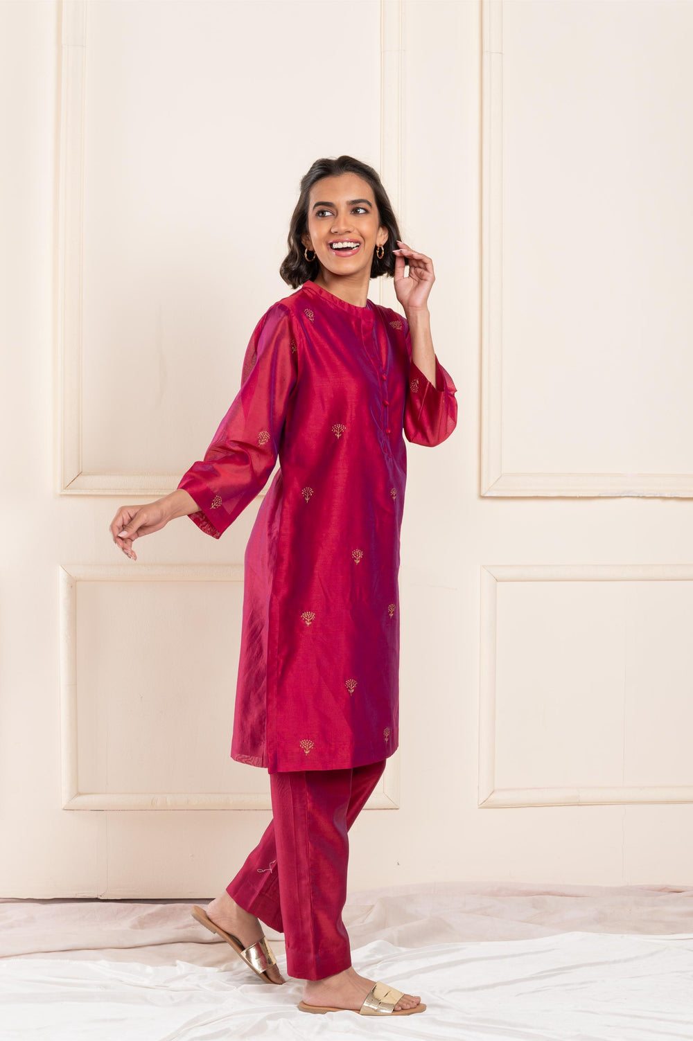 Women chanderi handembriodered collarneck regularfit suitset magenta