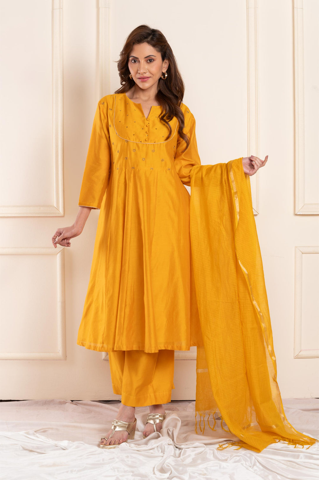 Women chanderi a line suitset mustrad