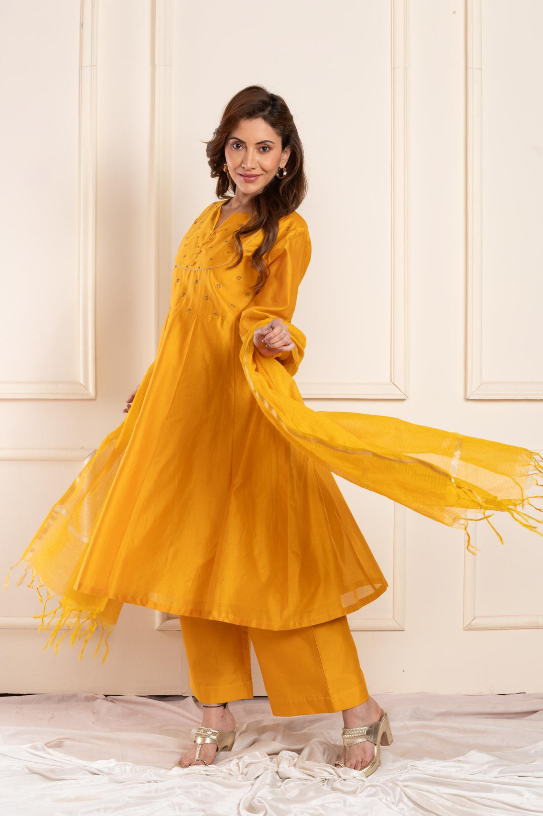 Women chanderi a line suitset mustrad