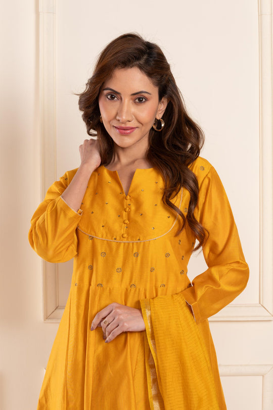 Women chanderi a line suitset mustrad