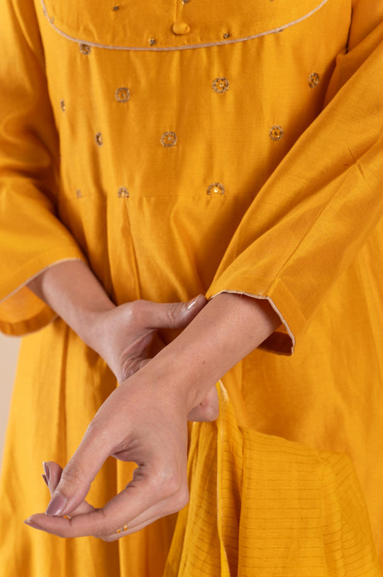 Women chanderi a line suitset mustrad