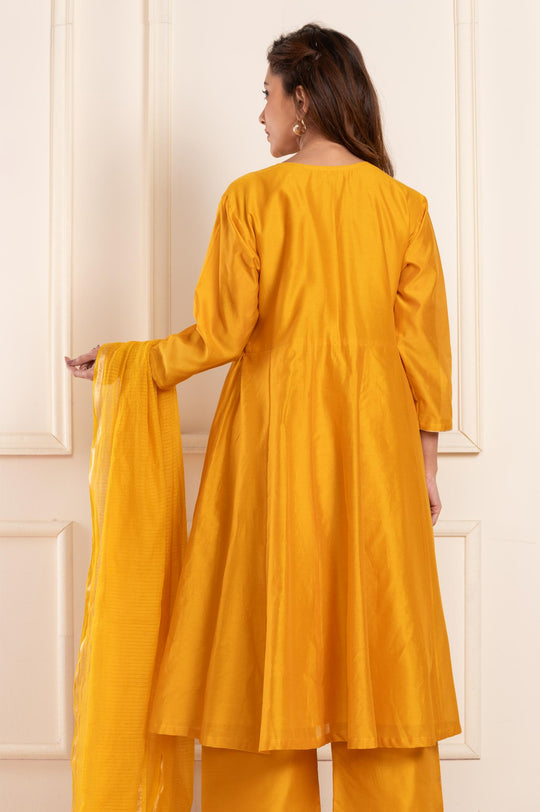 Women chanderi a line suitset mustrad