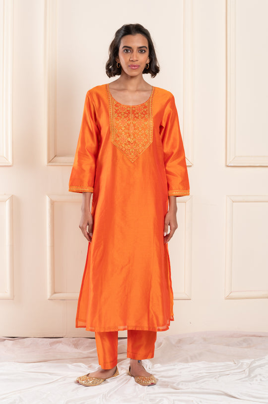 women chanderi kasuti roundneck regular fit suitset