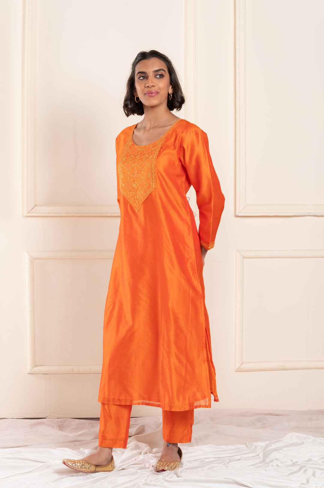 women chanderi kasuti roundneck regular fit suitset