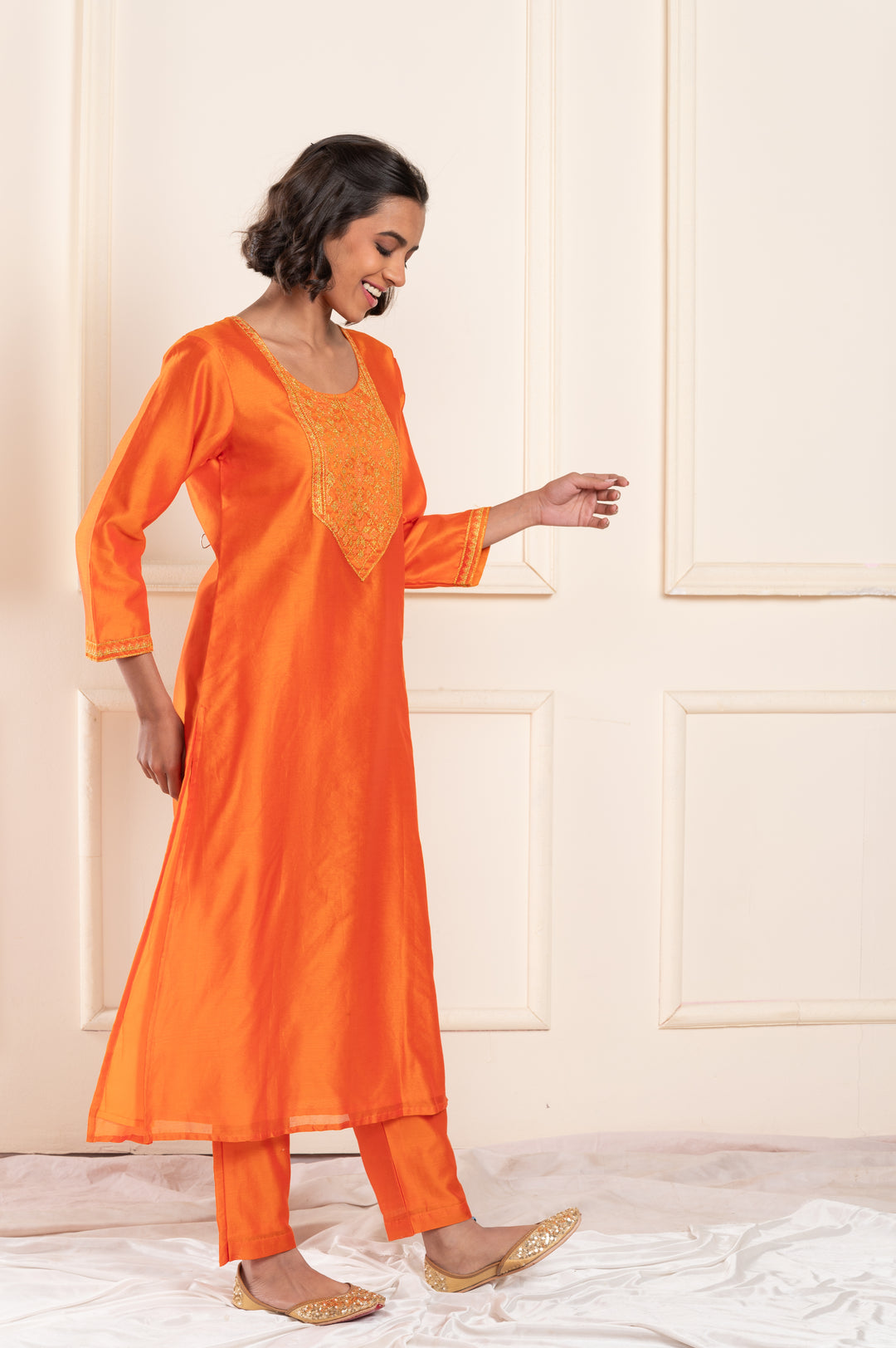 women chanderi kasuti roundneck regular fit suitset