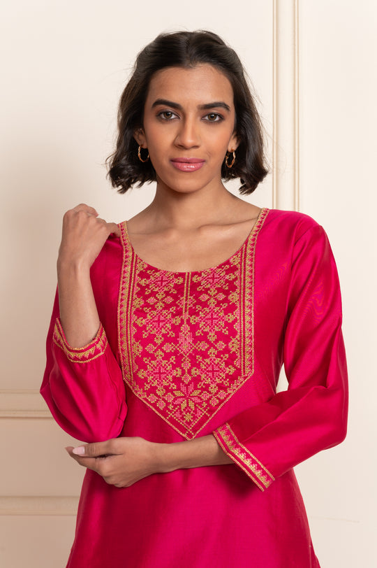 women chanderi kasuti roundneck regular fit suitset