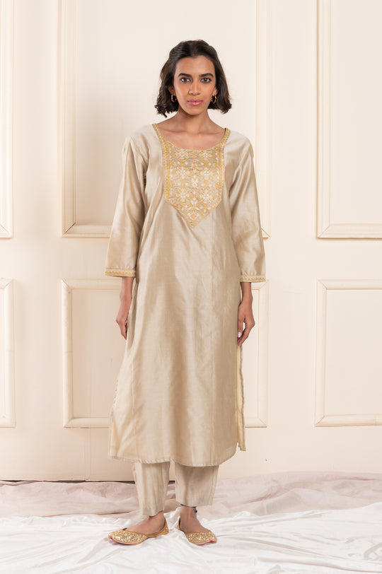 women chanderi kasuti roundneck regular fit suitset