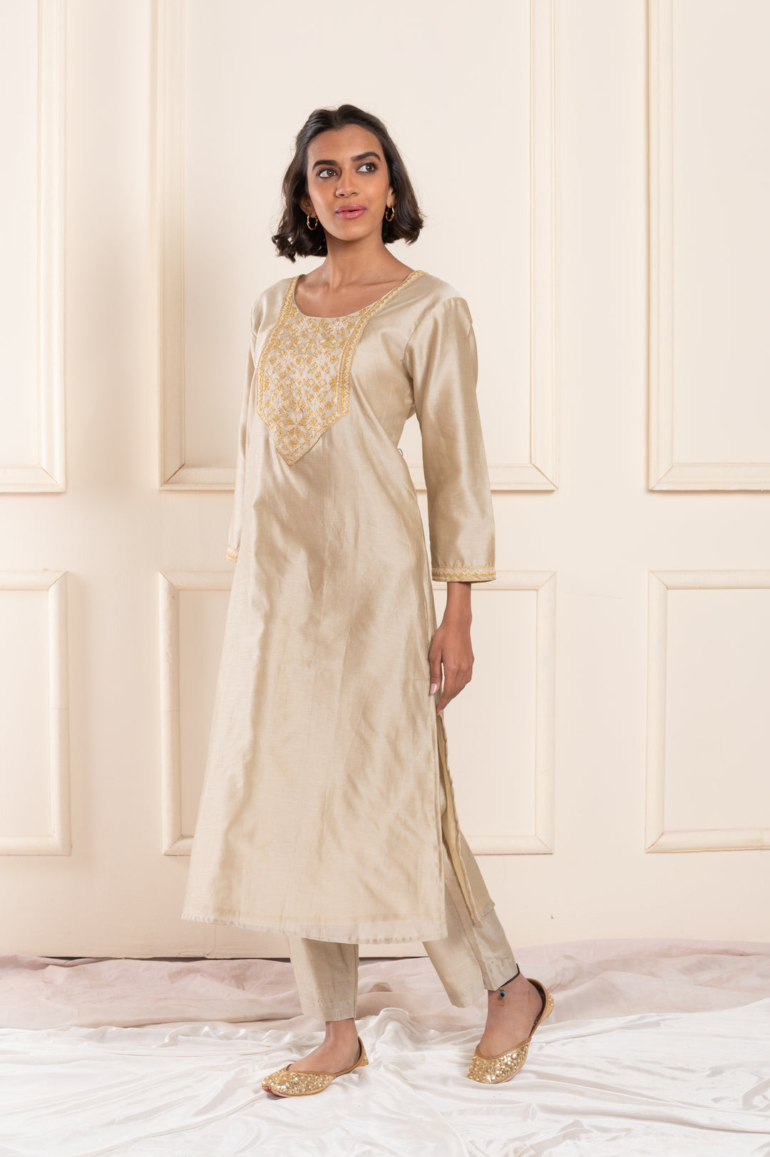 women chanderi kasuti roundneck regular fit suitset