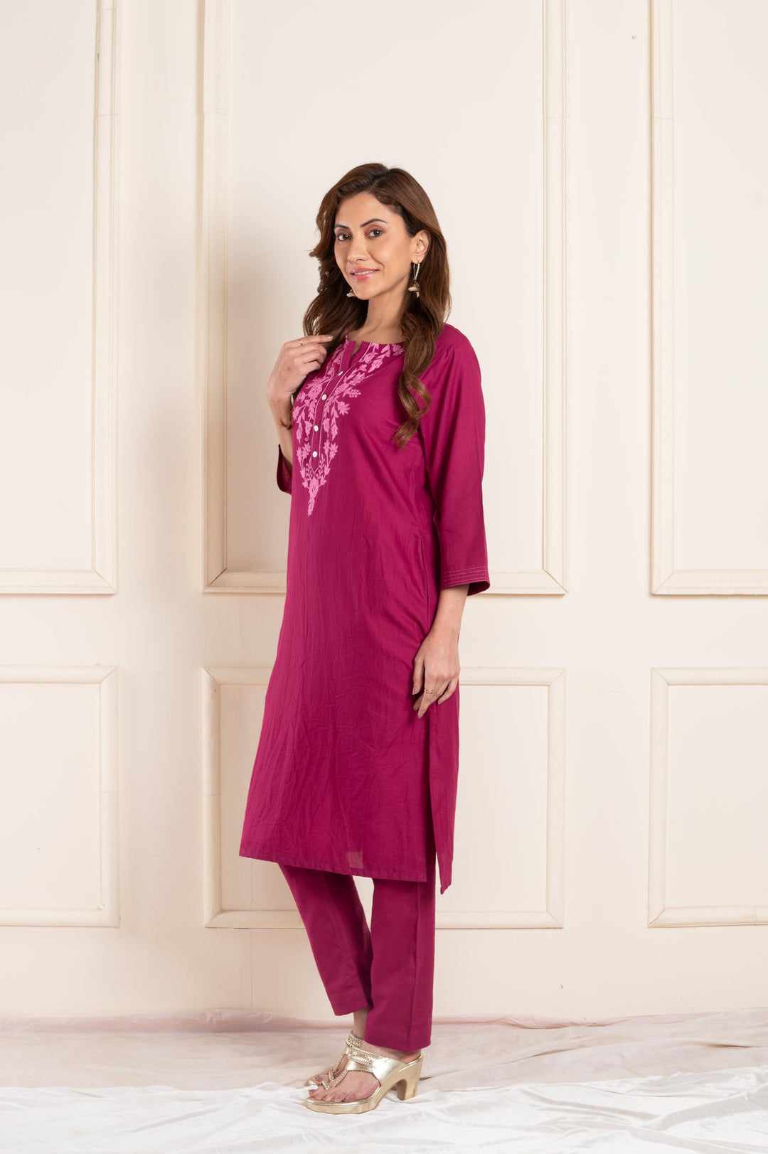 Women twill aari roundneck straight fit suitset magenta