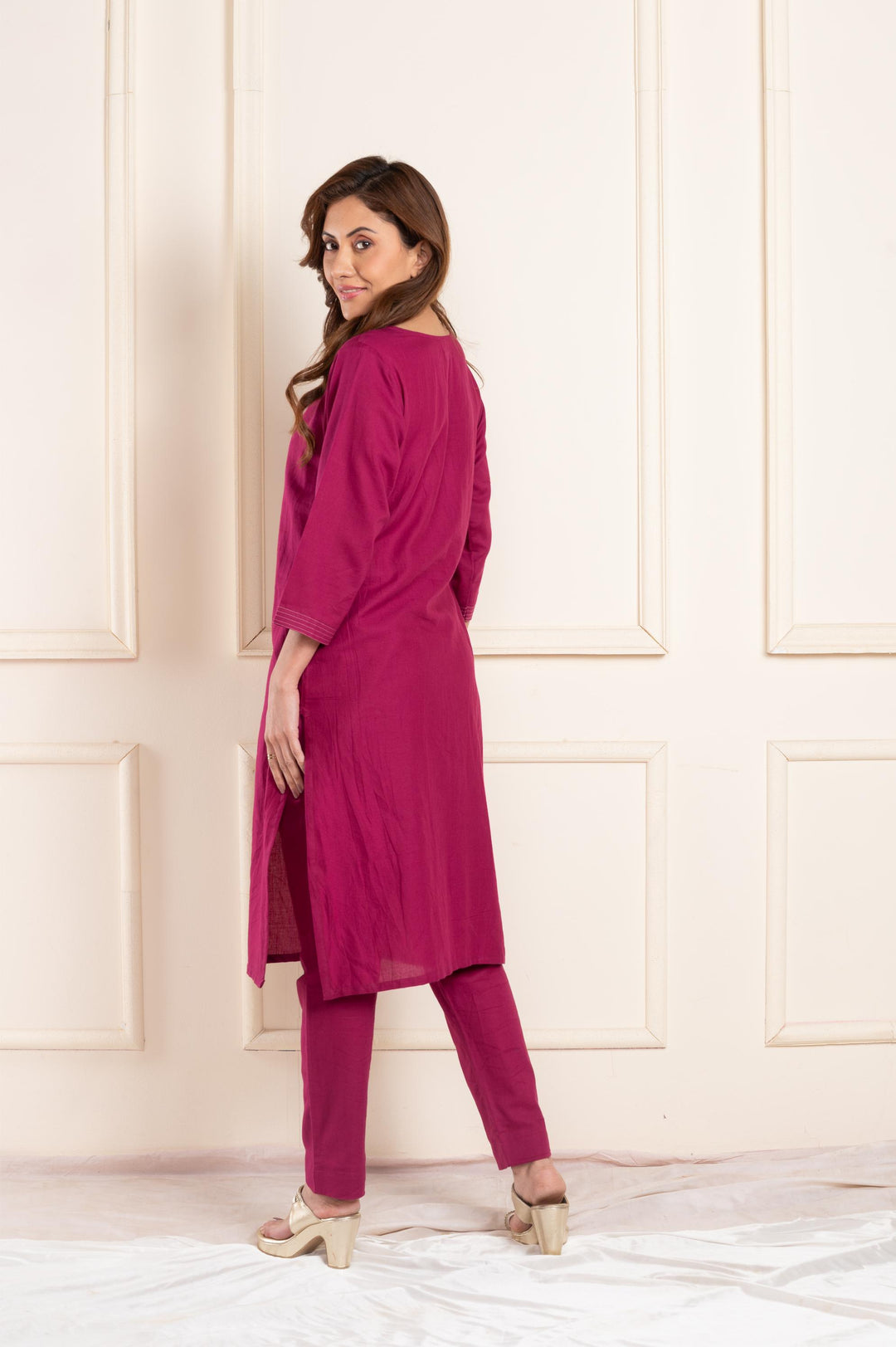 Women twill aari roundneck straight fit suitset magenta