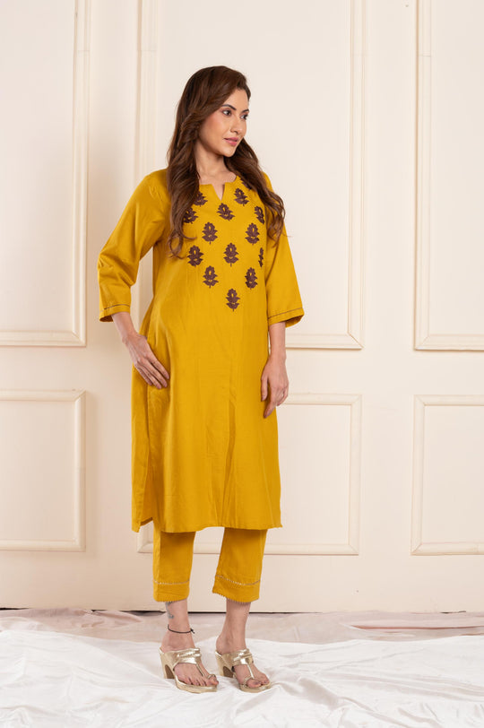 Women twill aari roundneck straight fit suitset mustard